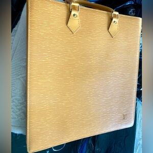 Luis Vuitton bag/business case in textured yellow leather!